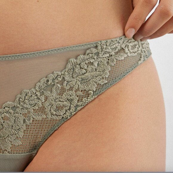 Intimissimi Lingerie 2-piece Push-Up Bra (36 B) and Panties (M) Set - Picture 8 of 15